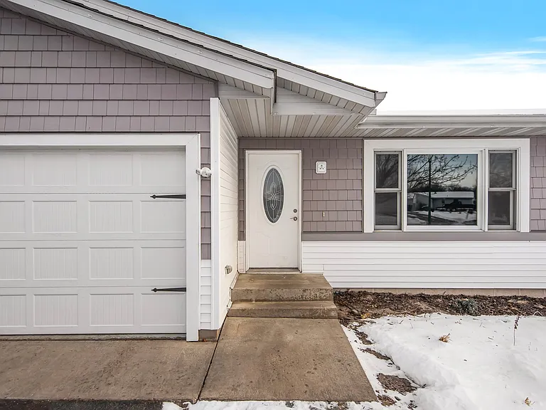 1210 Carriage Hills Dr S — Photo 2