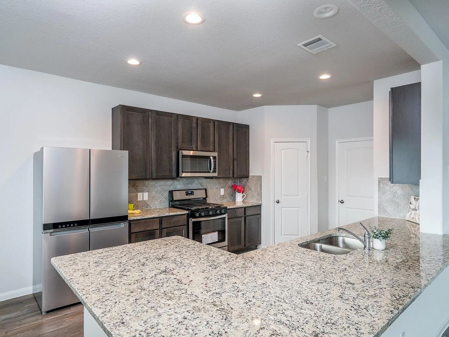 4 bed, 2.5 bath, 2126 sqft, $2,500 — Photo 3