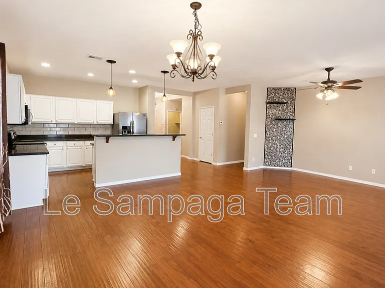 17636 W Maui Ln — Photo 4