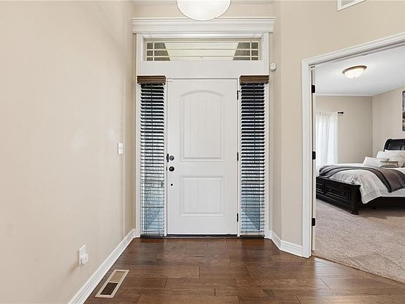 3rd image of 1013 NE Ravenwood Ter