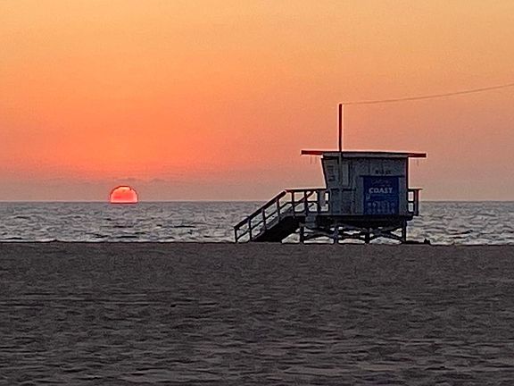 1 short block to Venice Beach and bike path