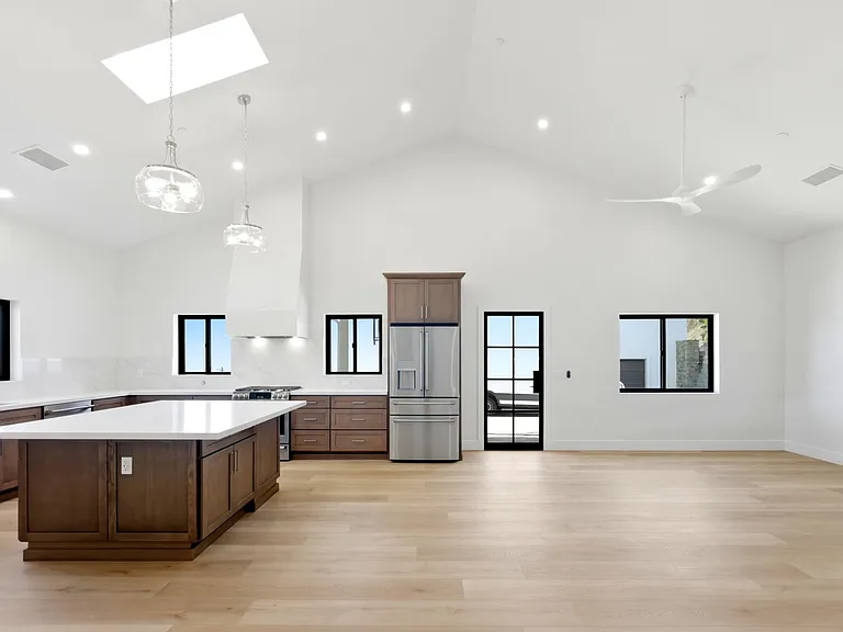 991 W Highland Dr — Photo 8