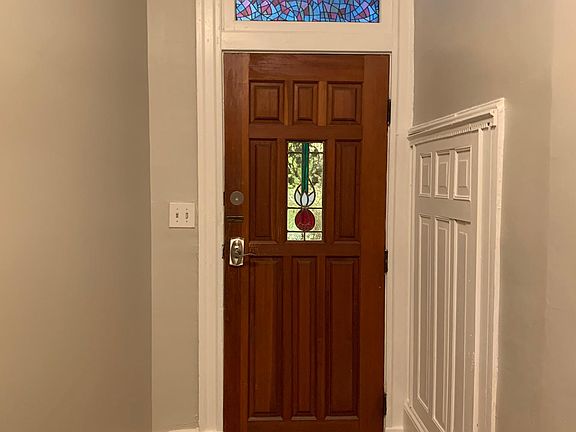Entryway w/Keyless Entry