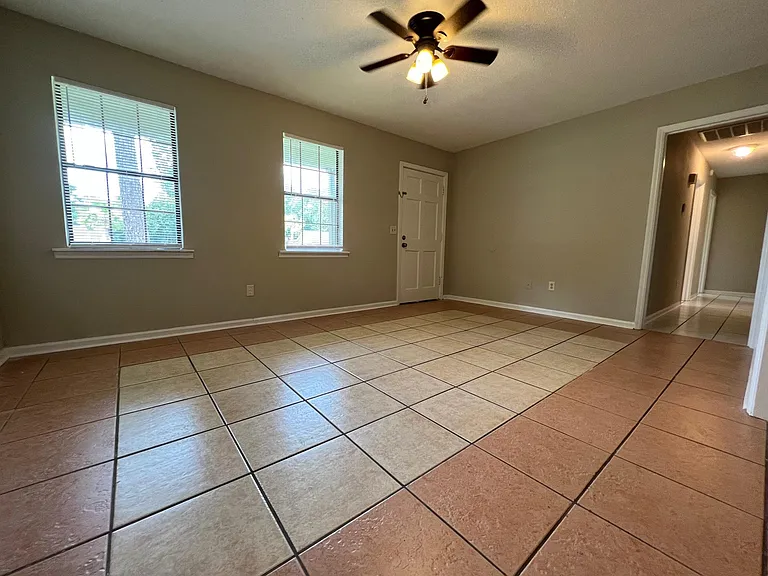 813 Robin Hood Trl — Photo 7