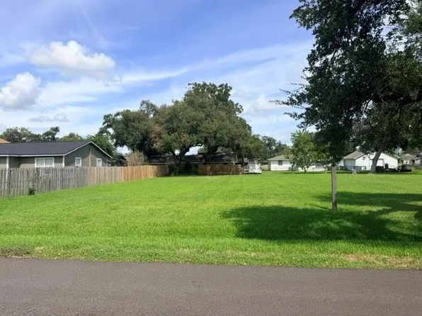 506 Hinken St, Clute, TX 77531