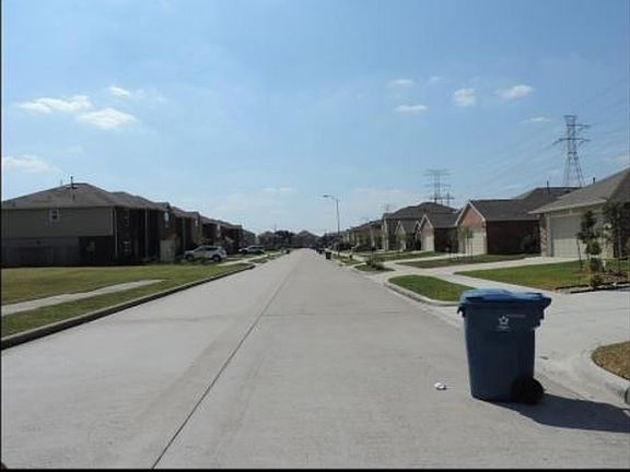 Exterior Neighborhood (street photo)