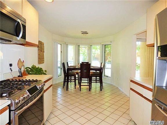 5th image of 22 Kristin Ln