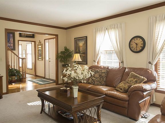 3rd image of 60655 Whispering Hills Dr
