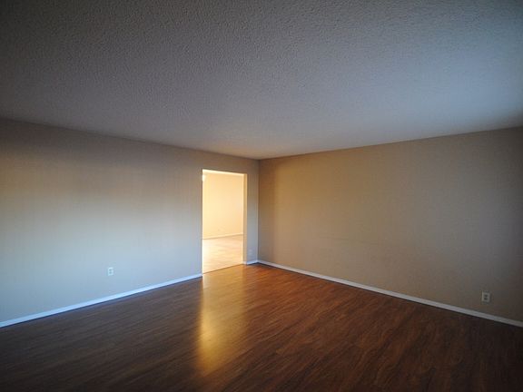 2nd image of 957 W 9th Pl