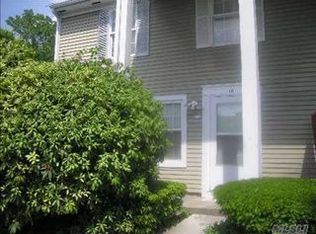 1 Williamsburg Ct, Ridge, NY 11961