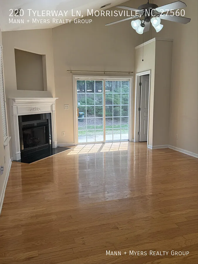 3 bds -2,5 baths Townhome — Photo 2