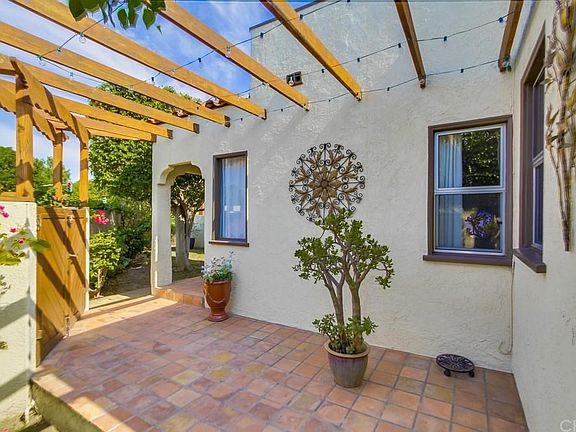 4th image of 321 Nieto Ave