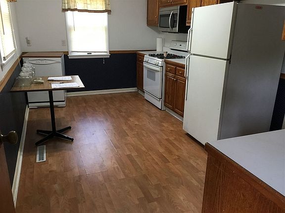 3rd image of 1213 E Reynolds St