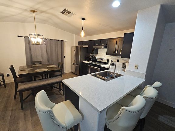 3rd image of 611 Skyview Dr