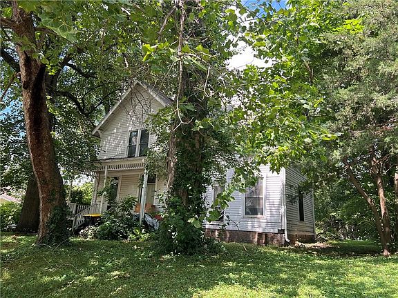 2nd image of 1207 W Chestnut St
