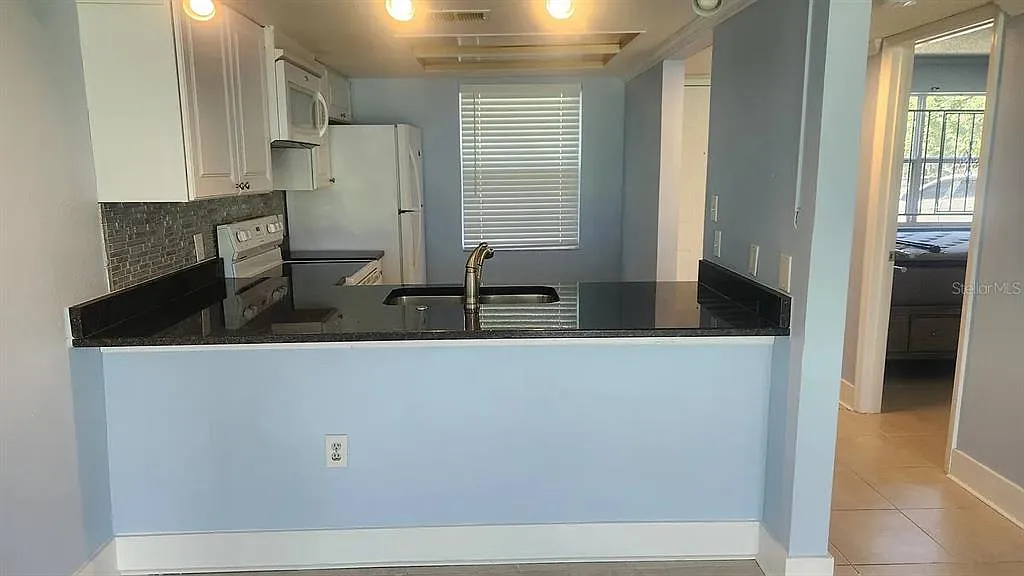 2 bed, 2.0 bath, 879 sqft, $1,395 — Photo 3