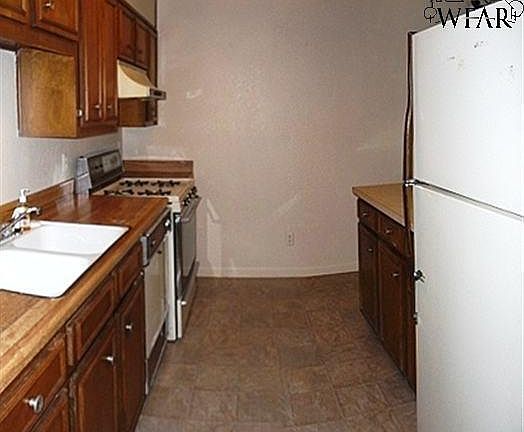 5th image of 2953 Featherston Ave
