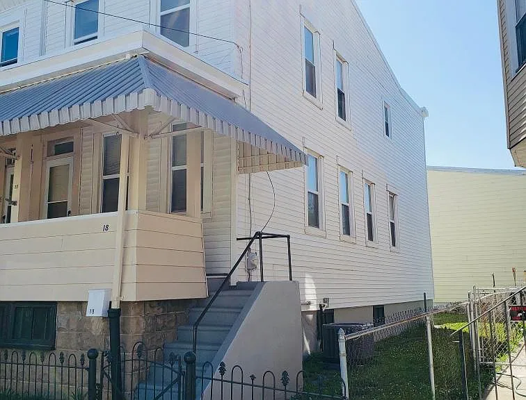 18 S Sussex St — Photo 1