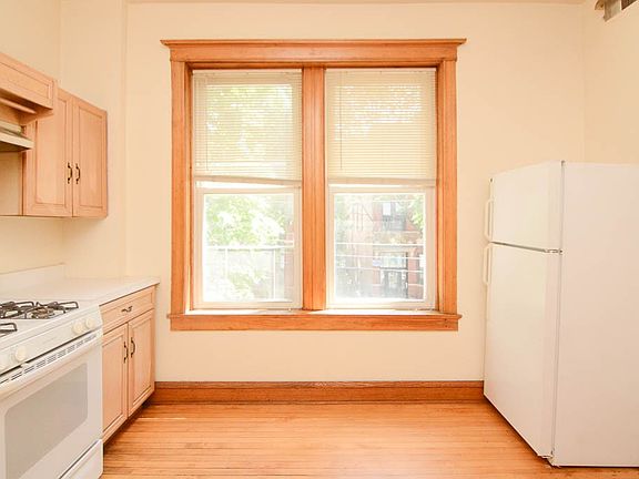 4th image of 852 N Leavitt St #3
