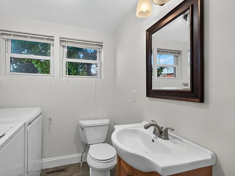 223 N New St — Photo 20
