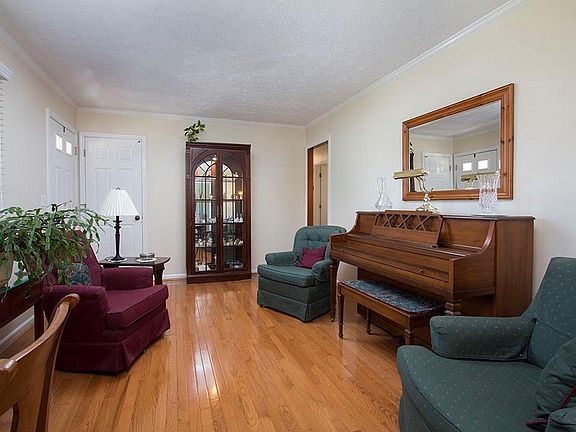 4th image of 477 Edward Ct