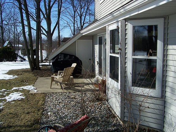 Wooded back yd w/patio