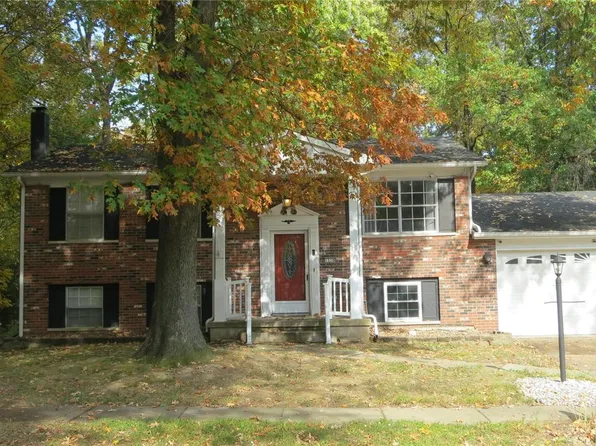 1310 Sir Galahad Ln, Godfrey, IL 62035