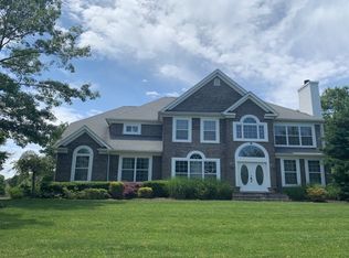 16 Sweetberry Ave, Center Moriches, NY 11934