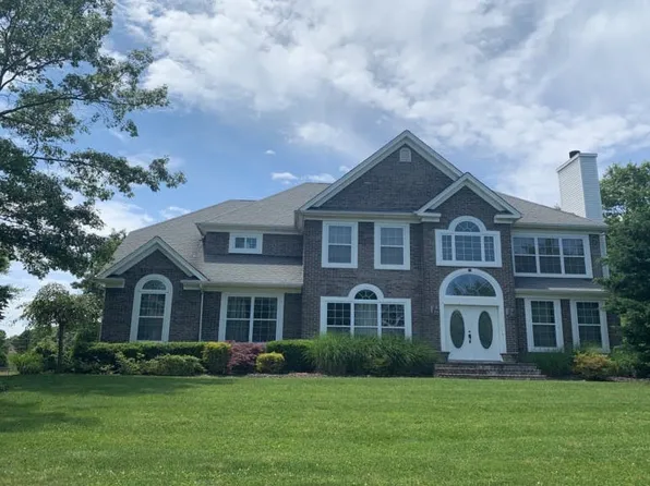 16 Sweetberry Ave, Center Moriches, NY 11934