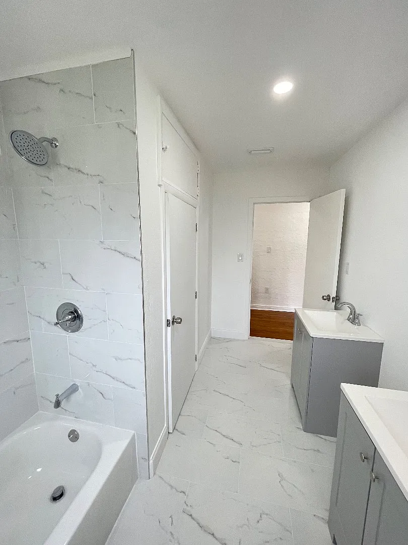 1047 E Lake Parker Dr - 1047B — Photo 2