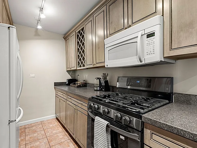 2 Hawthorne Pl #17M — Photo 12