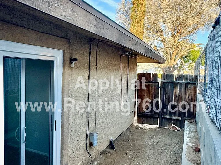 7330 Dumosa Ave — Photo 20