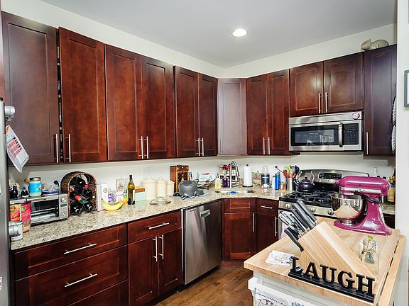 2nd image of 1834 W Wabansia Ave APT 1R