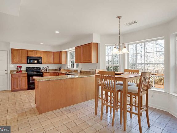 3rd image of 36951 Newlands St
