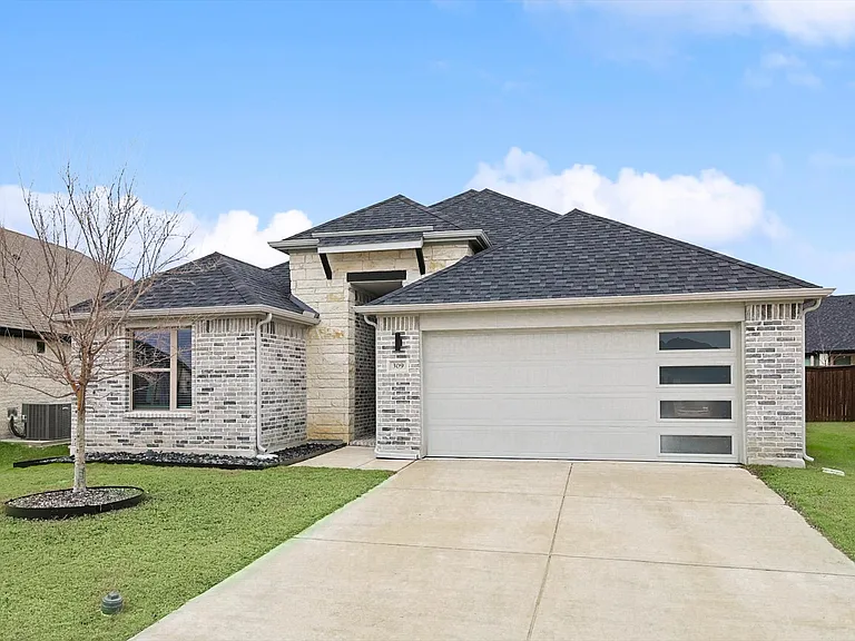 309 Ember Cir — Photo 1