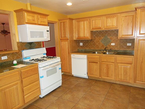 5th image of 921 Southmoor Ln