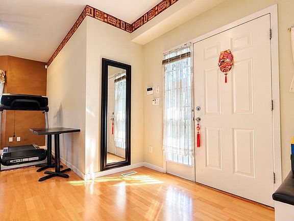 4th image of 10491 Howard St