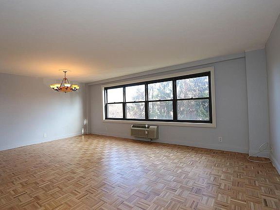 5th image of 2348 Linwood Ave APT 2L