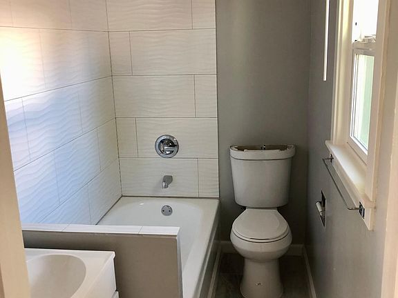 4th image of 818 1/2 Maine St