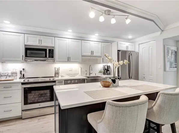 960 7th St S 103, Naples, FL 34102