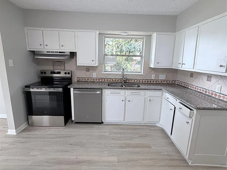 5902 Willow Glen Dr — Photo 9