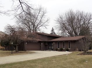 411 Meadow Wood Dr, Joliet, IL 60431