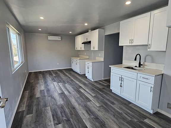 5th image of 532 W 51st St