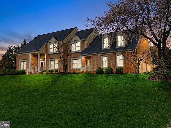 2nd image of 901 Breckinridge Ln