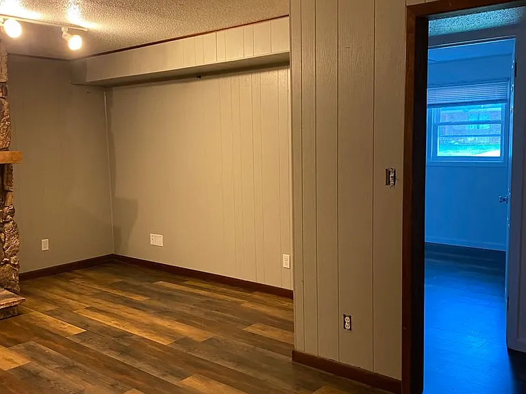883 Roanoke Dr — Photo 5