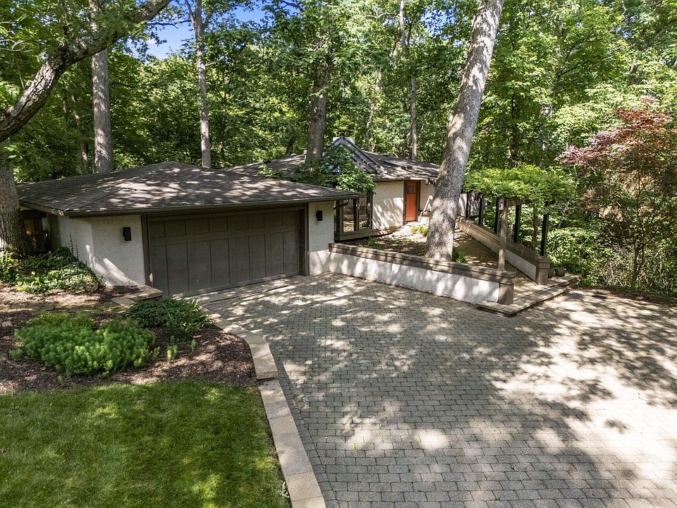 1st image of 815 Lookout Point Dr