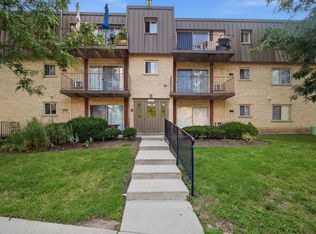 573 Fairway View Dr APT 1B, Wheeling, IL 60090