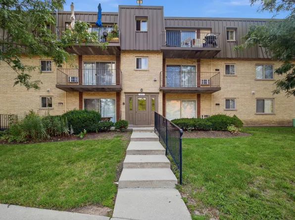 573 Fairway View Dr APT 1B, Wheeling, IL 60090