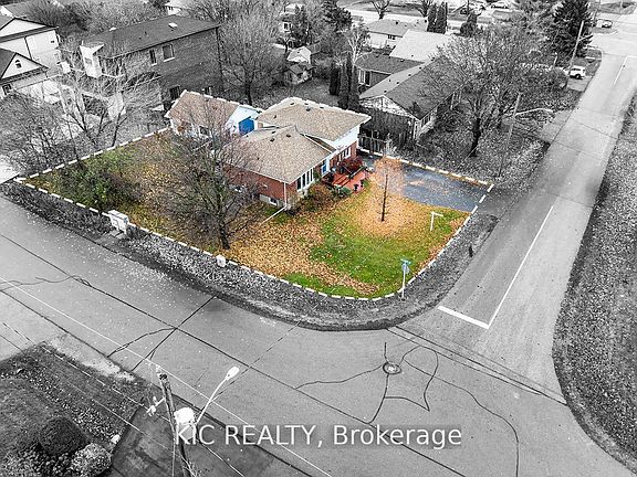 2nd image of 612 Maple St W