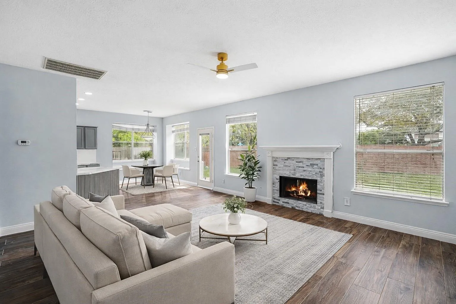 4 bed, 2.5 bath, 2294 sqft, $2,500 — Photo 2